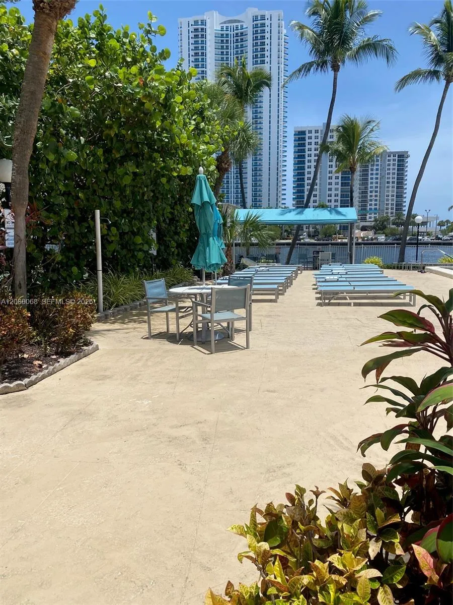1000 Parkview Dr #427 Hallandale Beach, FL 33009