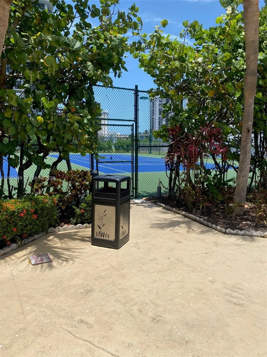 1000 Parkview Dr #427 Hallandale Beach, FL 33009