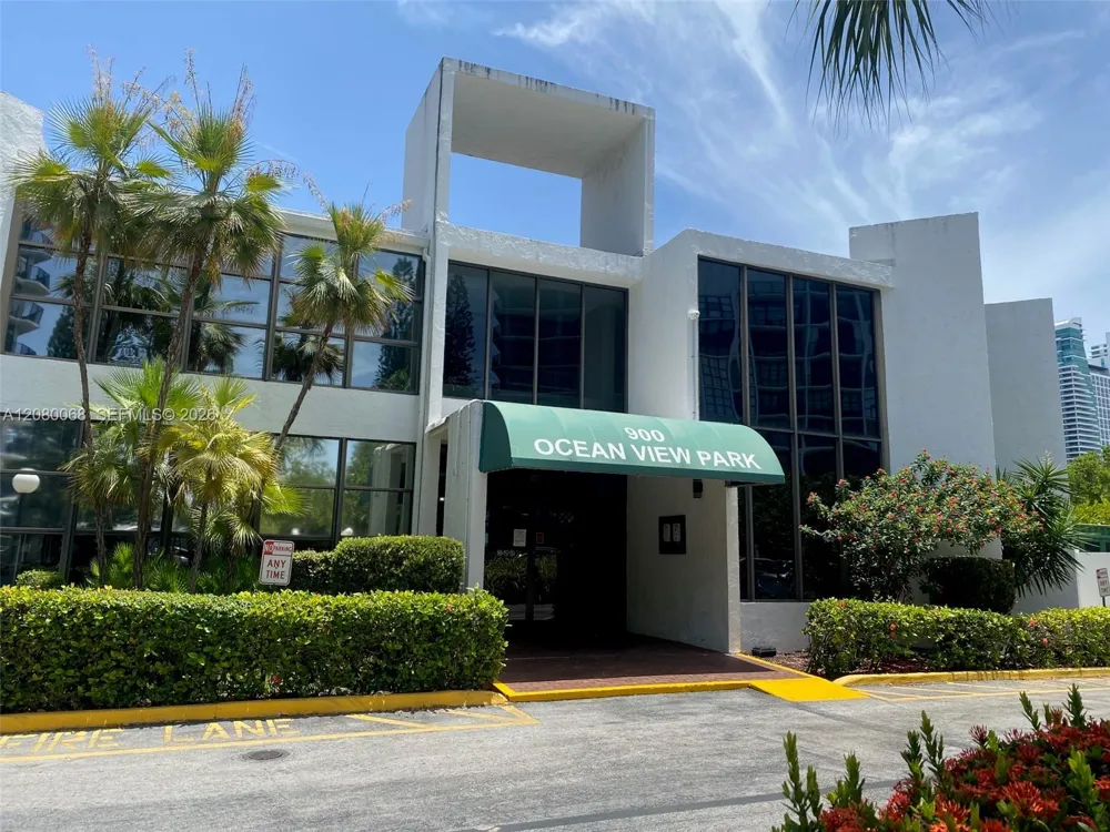 1000 Parkview Dr #427 Hallandale Beach, FL 33009