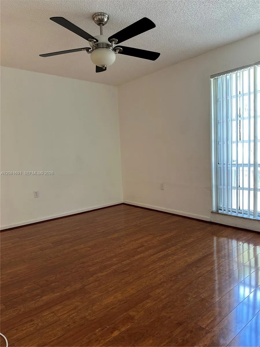 10818 Kendall Dr #R28 Miami, FL 33176