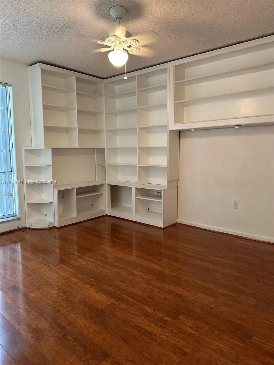10818 Kendall Dr #R28 Miami, FL 33176