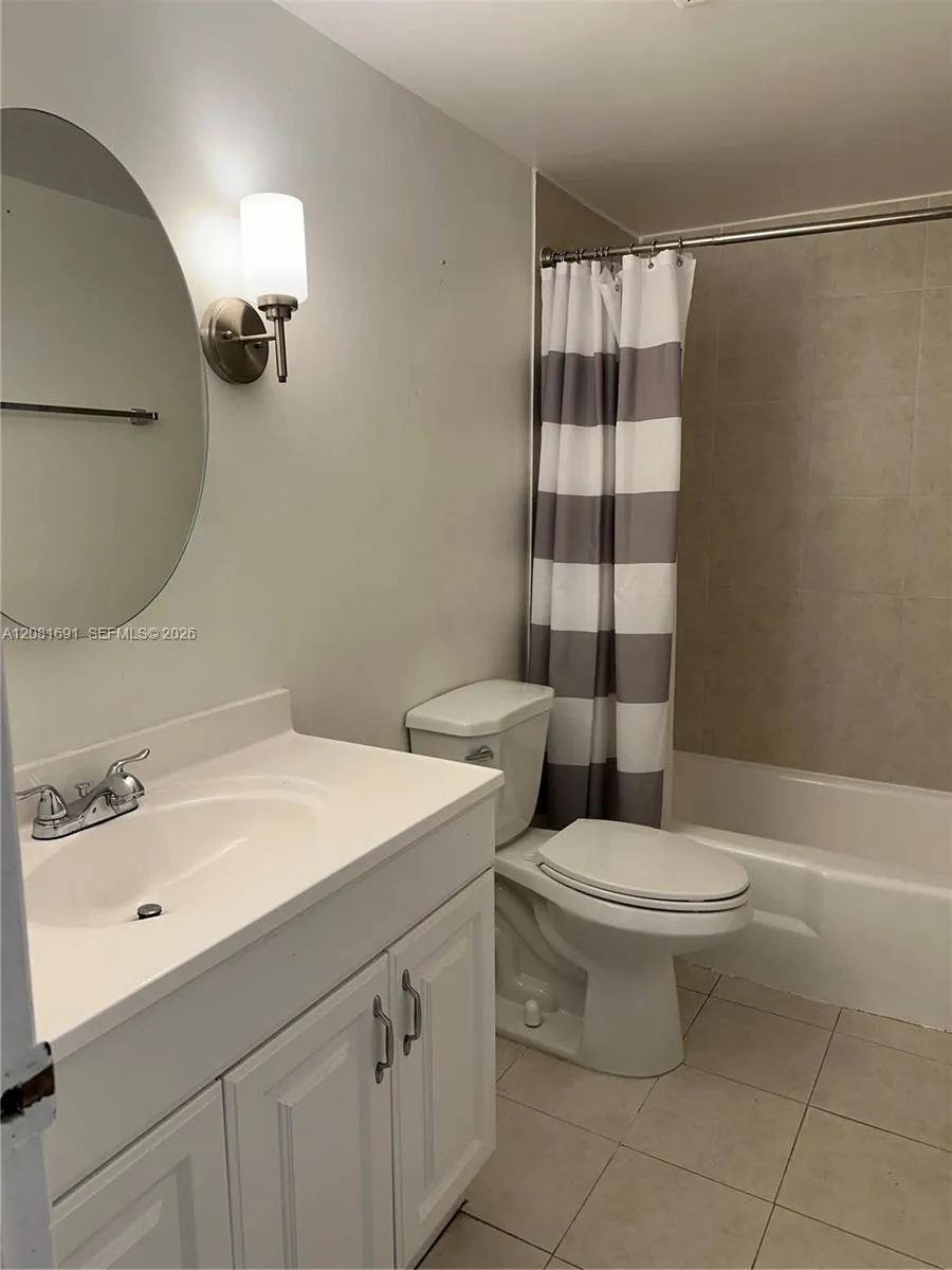 10818 Kendall Dr #R28 Miami, FL 33176