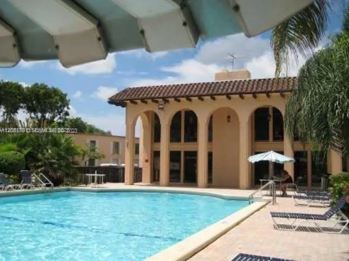 10818 Kendall Dr #R28 Miami, FL 33176