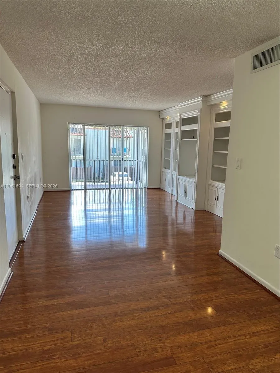 10818 Kendall Dr #R28 Miami, FL 33176