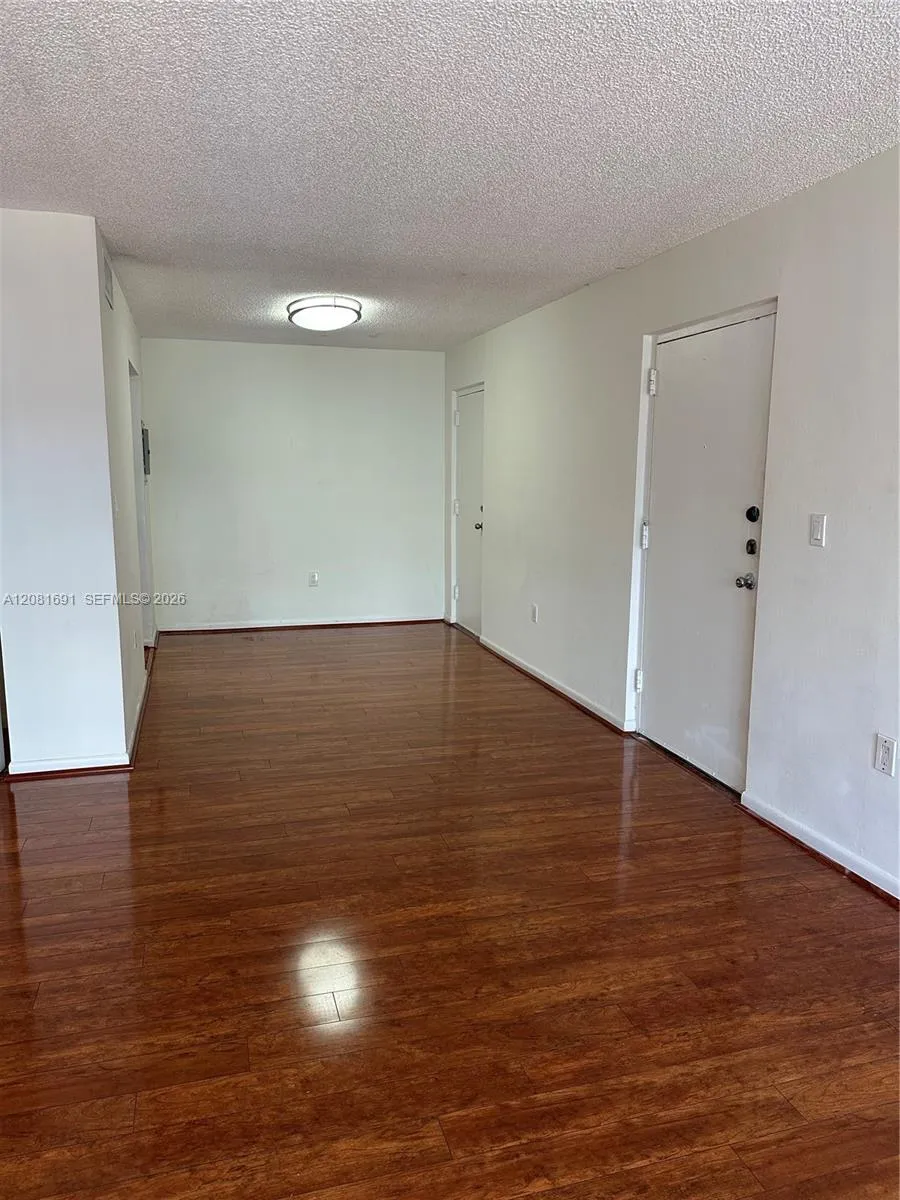 10818 Kendall Dr #R28 Miami, FL 33176