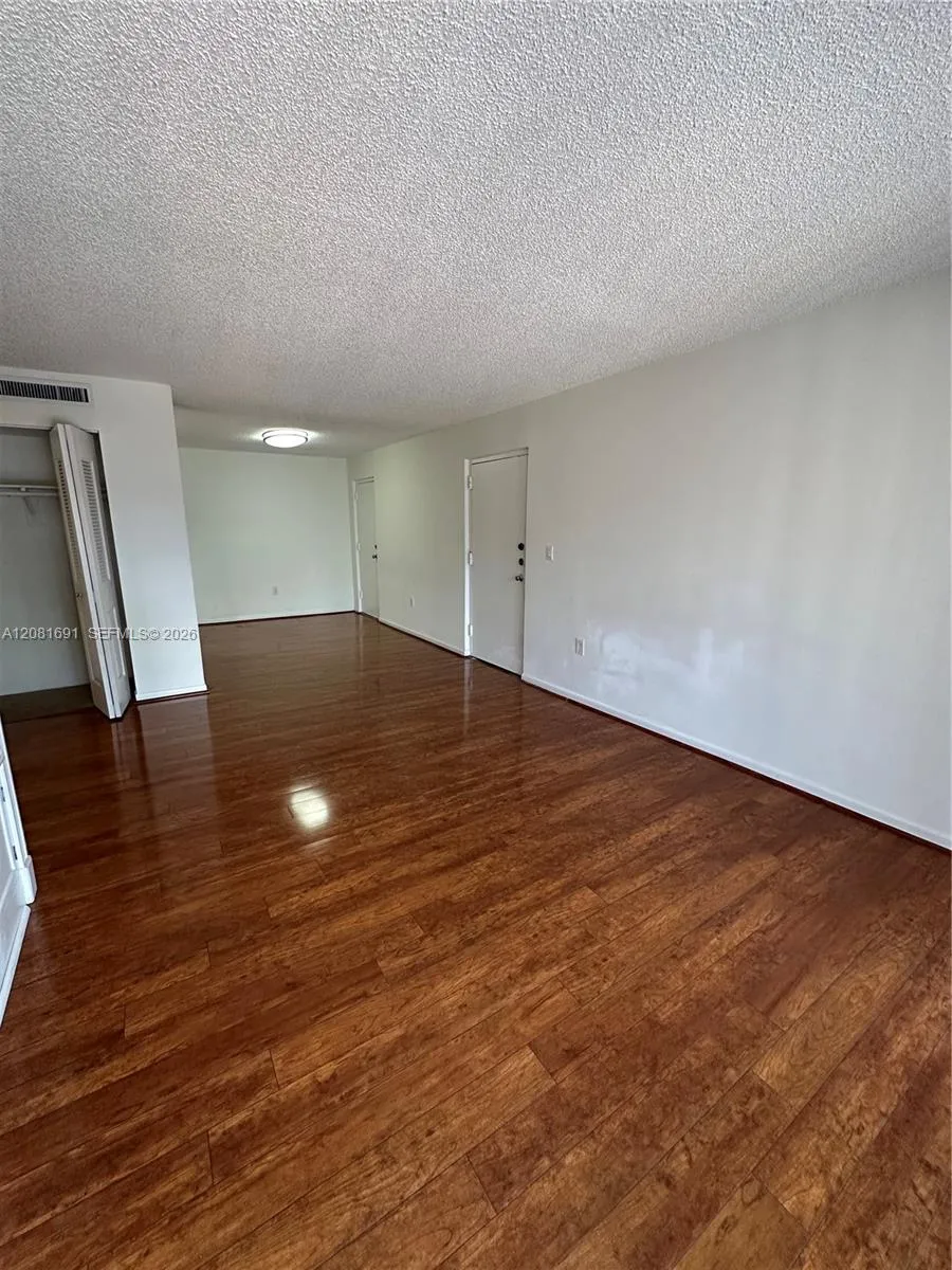 10818 Kendall Dr #R28 Miami, FL 33176