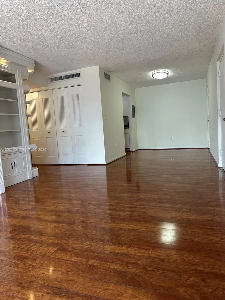 10818 Kendall Dr #R28 Miami, FL 33176