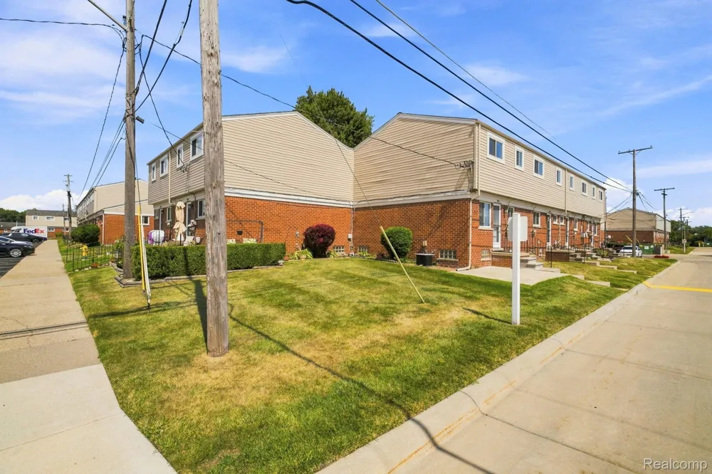 19343 S Highlite Drive Clinton Charter Township, MI 48035