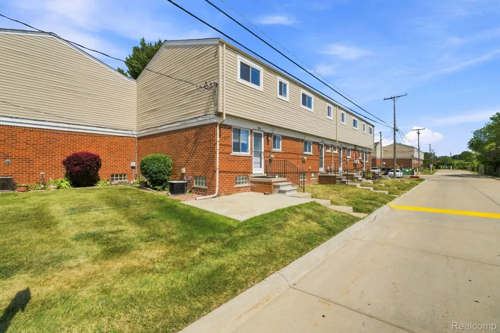 19343 S Highlite Drive Clinton Charter Township, MI 48035
