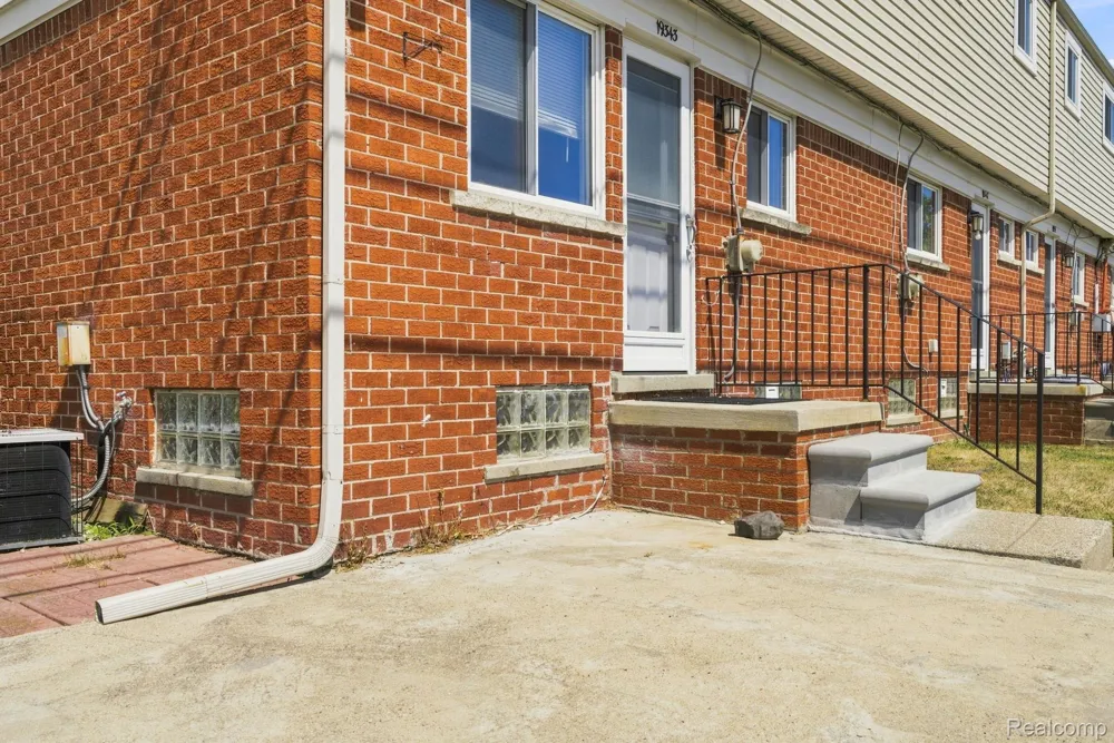 19343 S Highlite Drive Clinton Charter Township, MI 48035