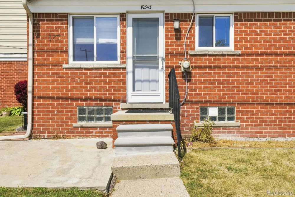 19343 S Highlite Drive Clinton Charter Township, MI 48035
