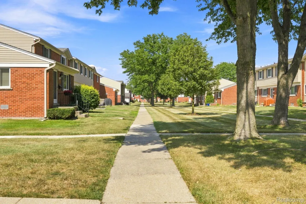 19343 S Highlite Drive Clinton Charter Township, MI 48035