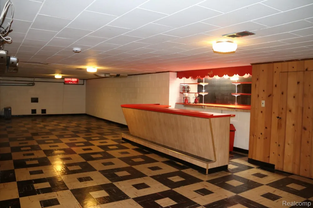 18147 Melrose Avenue Southfield City, MI 48075
