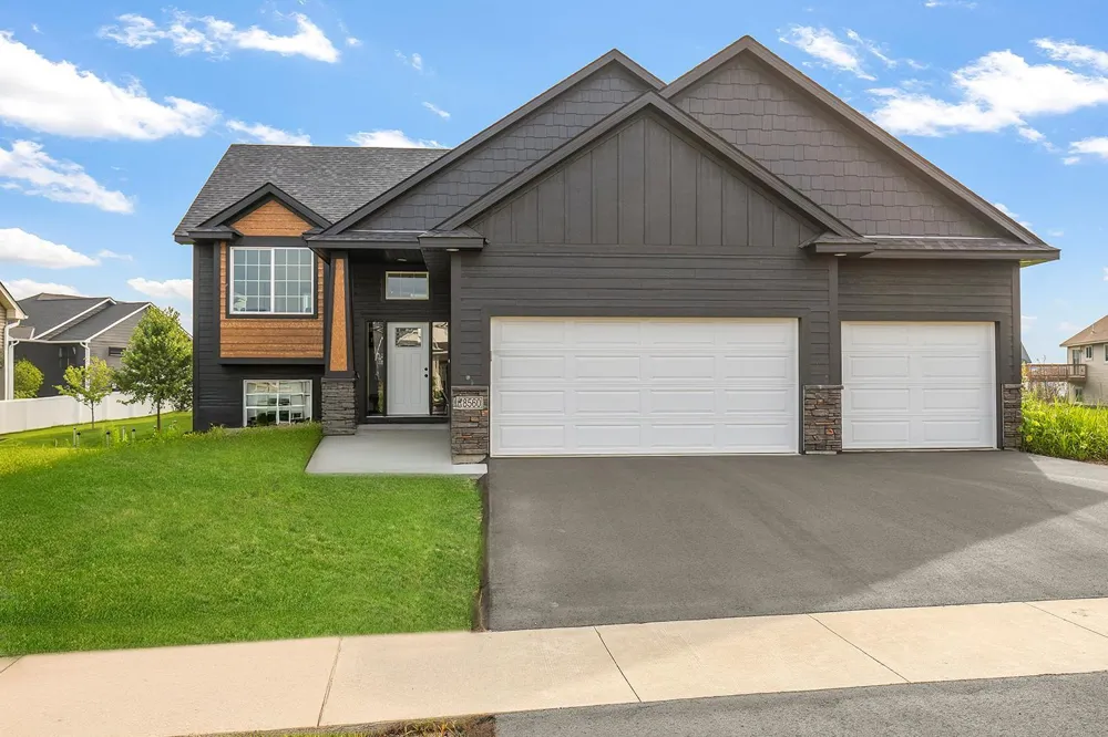 18560 Hexham Lane Lakeville, MN 55044