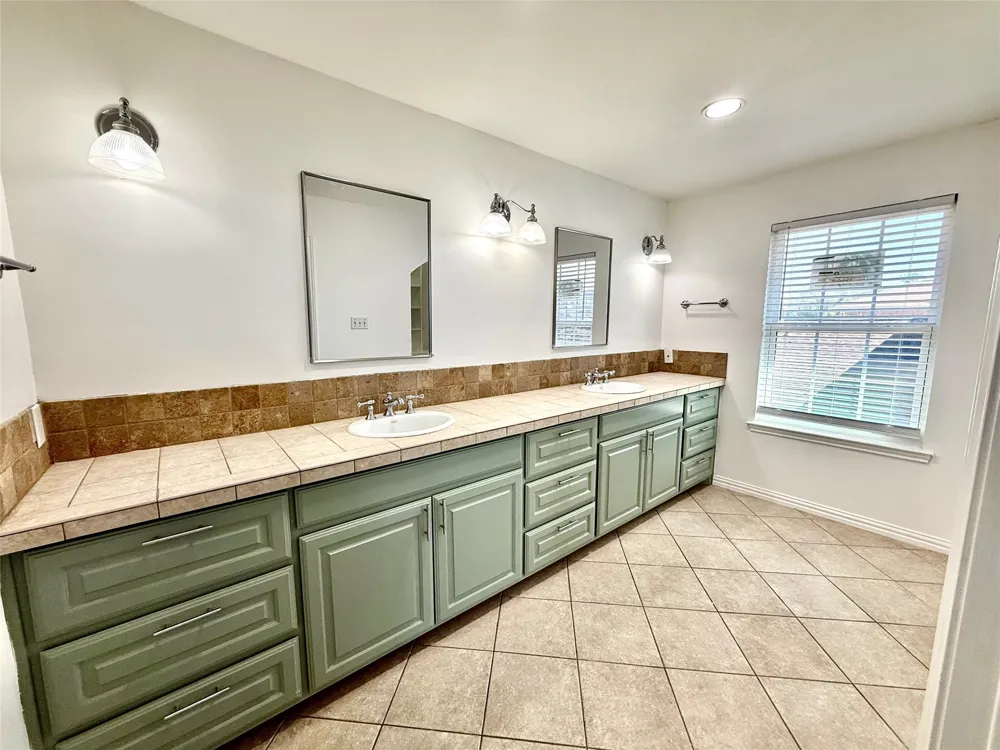 1647 Kingspoint Drive Carrollton, TX 75007