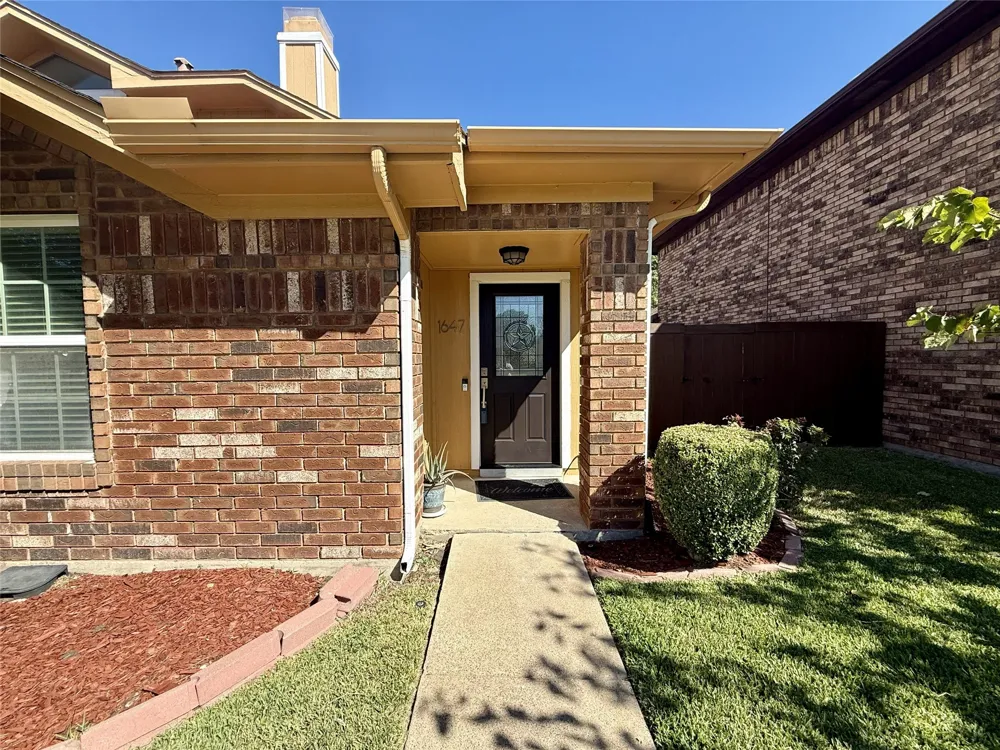 1647 Kingspoint Drive Carrollton, TX 75007