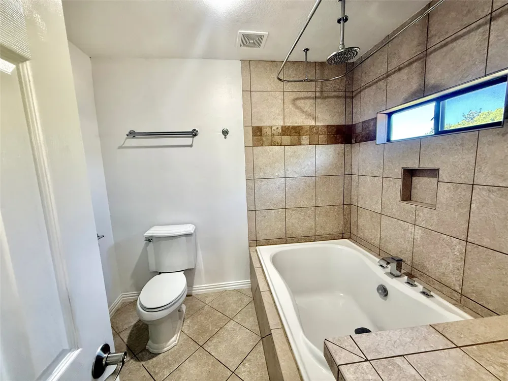 1647 Kingspoint Drive Carrollton, TX 75007