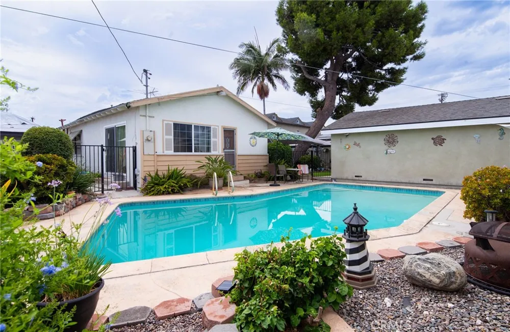 11926 Rives Avenue Downey, CA 90242