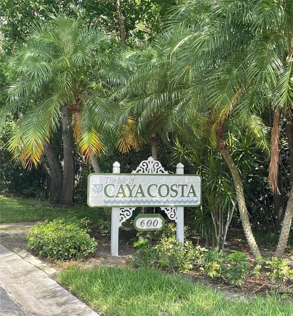 1086 SANABEL COURT NE St Petersburg, FL 33702