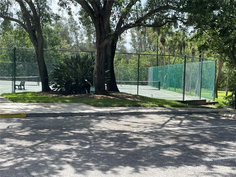 1086 SANABEL COURT NE St Petersburg, FL 33702
