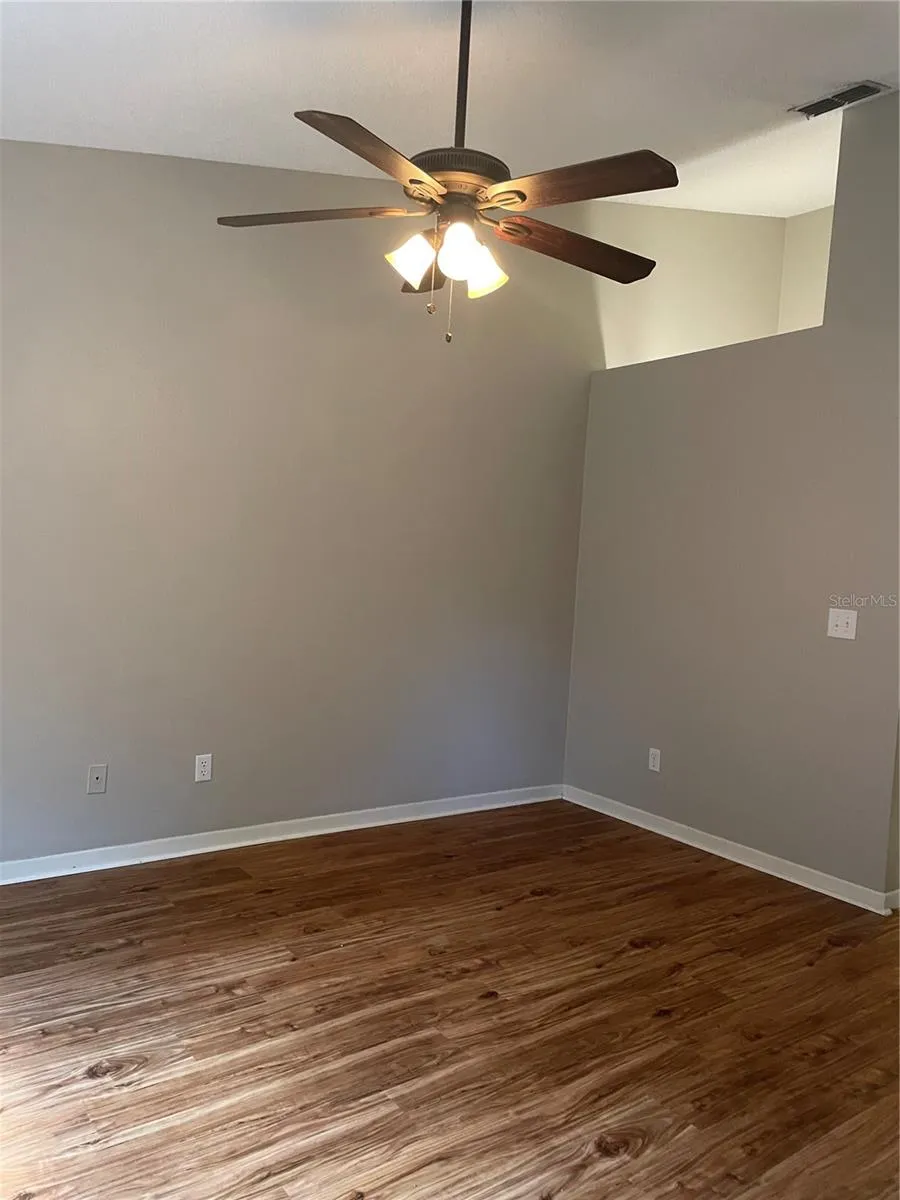 1086 SANABEL COURT NE St Petersburg, FL 33702