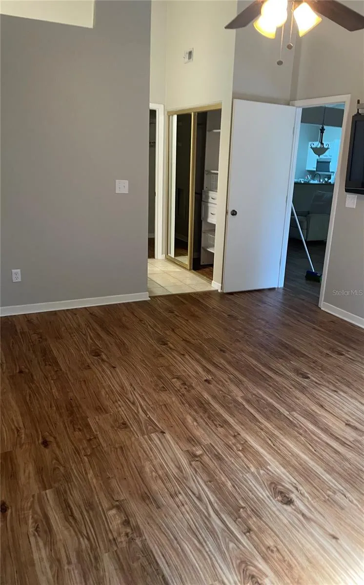 1086 SANABEL COURT NE St Petersburg, FL 33702