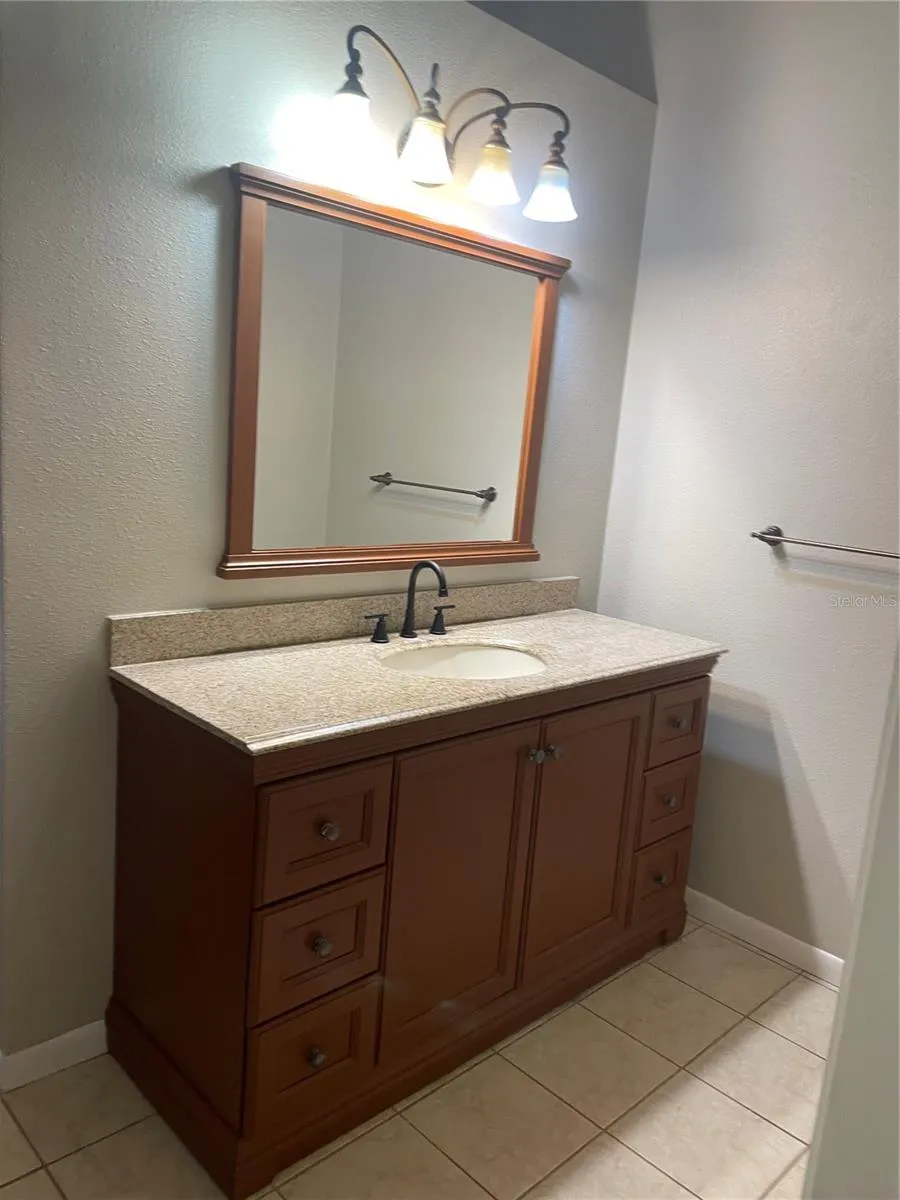 1086 SANABEL COURT NE St Petersburg, FL 33702