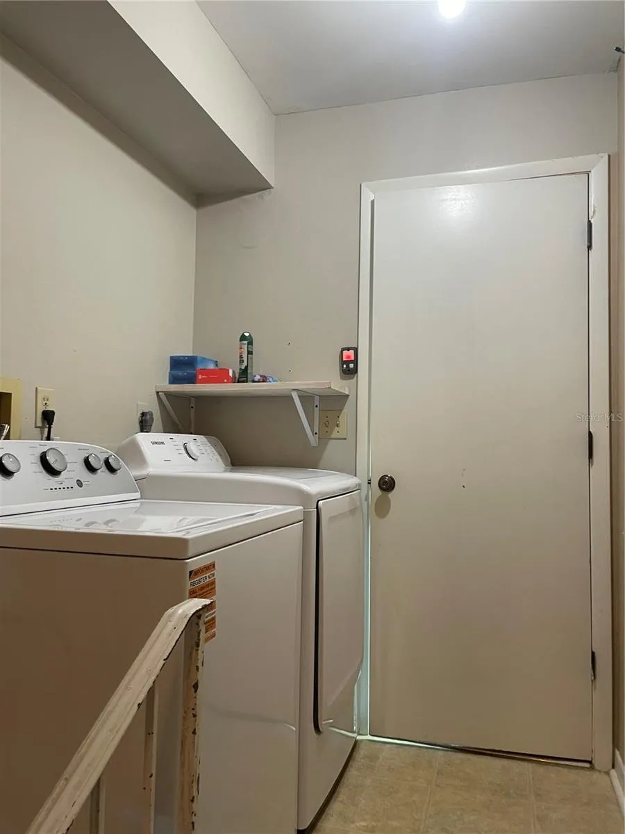 1086 SANABEL COURT NE St Petersburg, FL 33702
