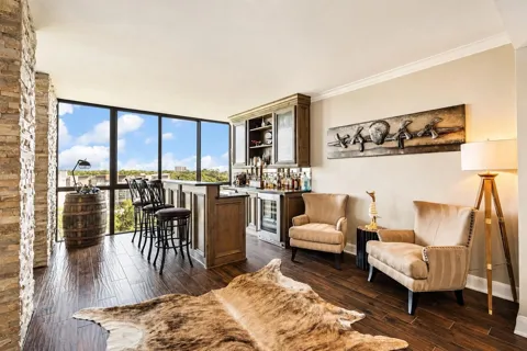 5001 Woodway #1005