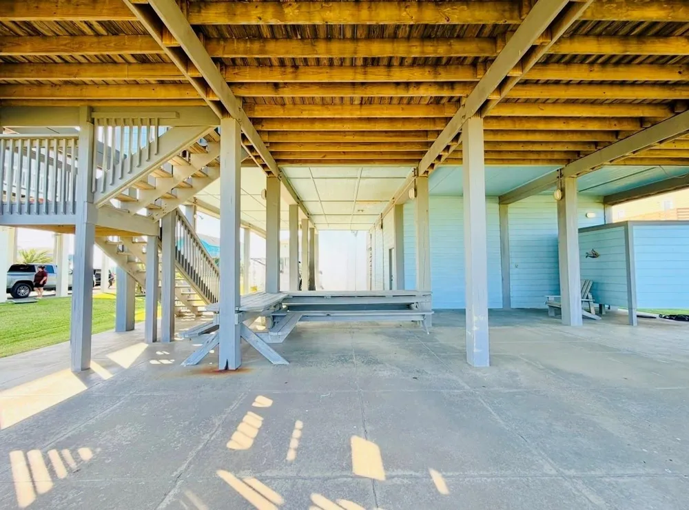 820 Brint Drive Crystal Beach, TX 77650