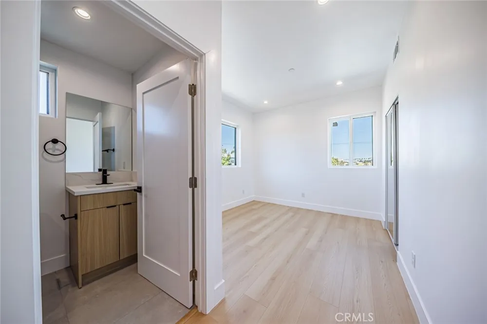 1330 S Longwood Avenue Los Angeles, CA 90019