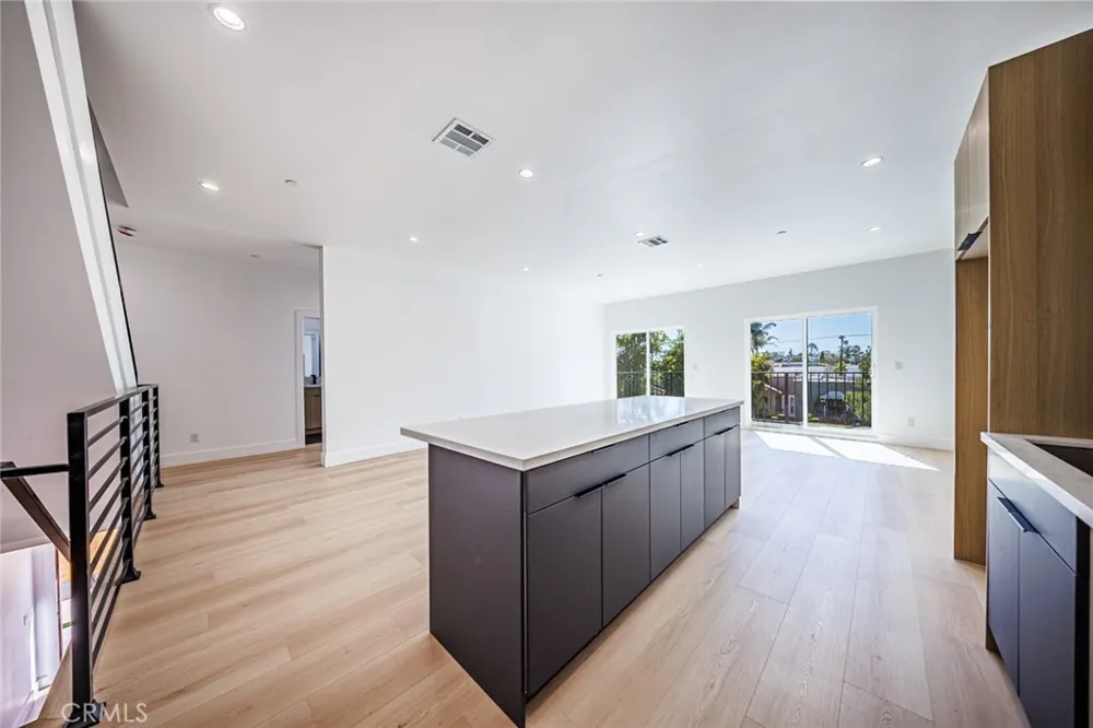 1330 S Longwood Avenue Los Angeles, CA 90019