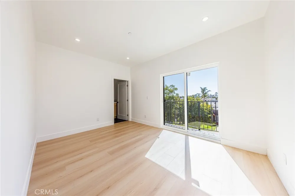 1330 S Longwood Avenue Los Angeles, CA 90019