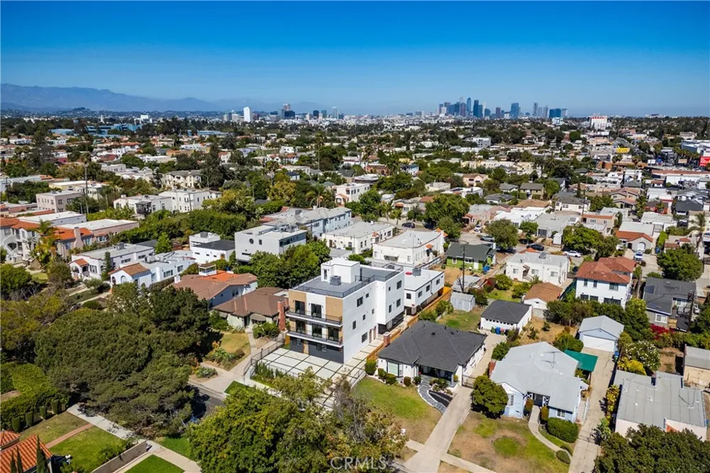 1330 S Longwood Avenue Los Angeles, CA 90019