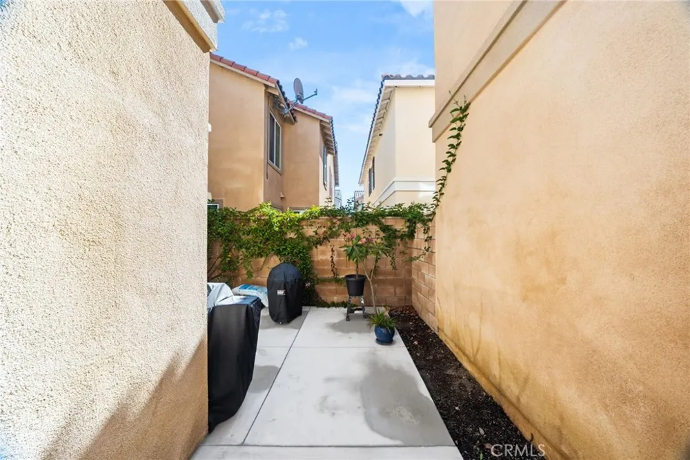 15147 Ridge #6 Fontana, CA 92336