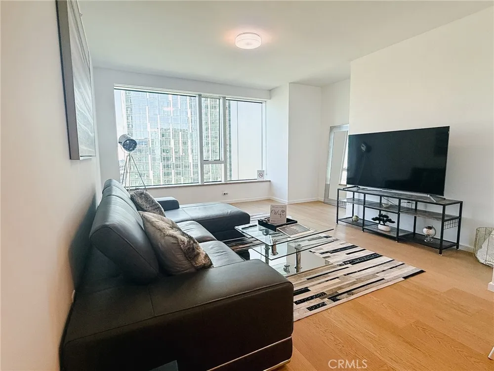 899 Francisco #1711 Los Angeles, CA 90017