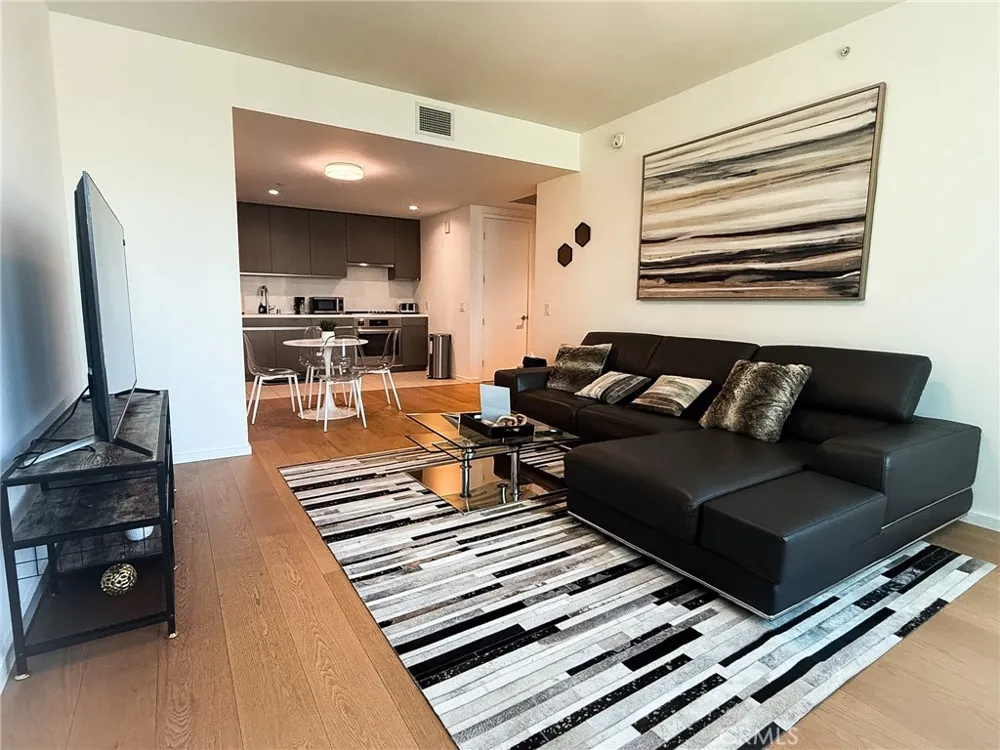 899 Francisco #1711 Los Angeles, CA 90017