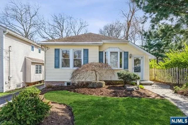 34 Glenview Terrace Cresskill, NJ 07626