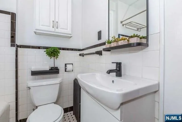 34 Glenview Terrace Cresskill, NJ 07626
