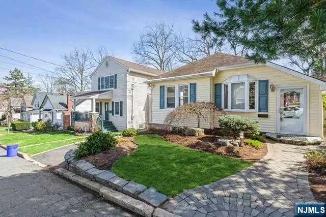 34 Glenview Terrace Cresskill, NJ 07626