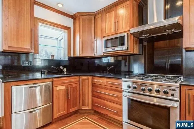 34 Glenview Terrace Cresskill, NJ 07626