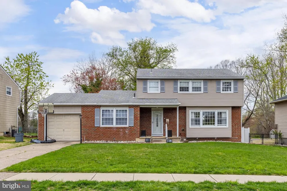 82 BELLS LAKE DRIVE Turnersville, NJ 08012