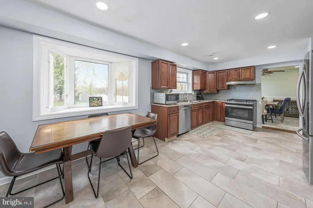 82 BELLS LAKE DRIVE Turnersville, NJ 08012