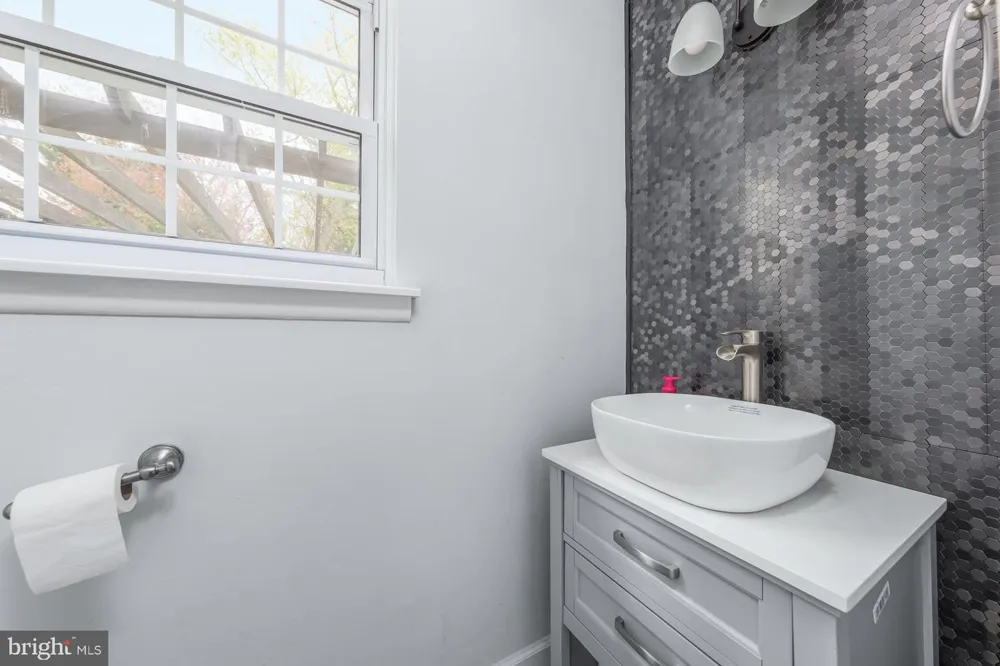 82 BELLS LAKE DRIVE Turnersville, NJ 08012