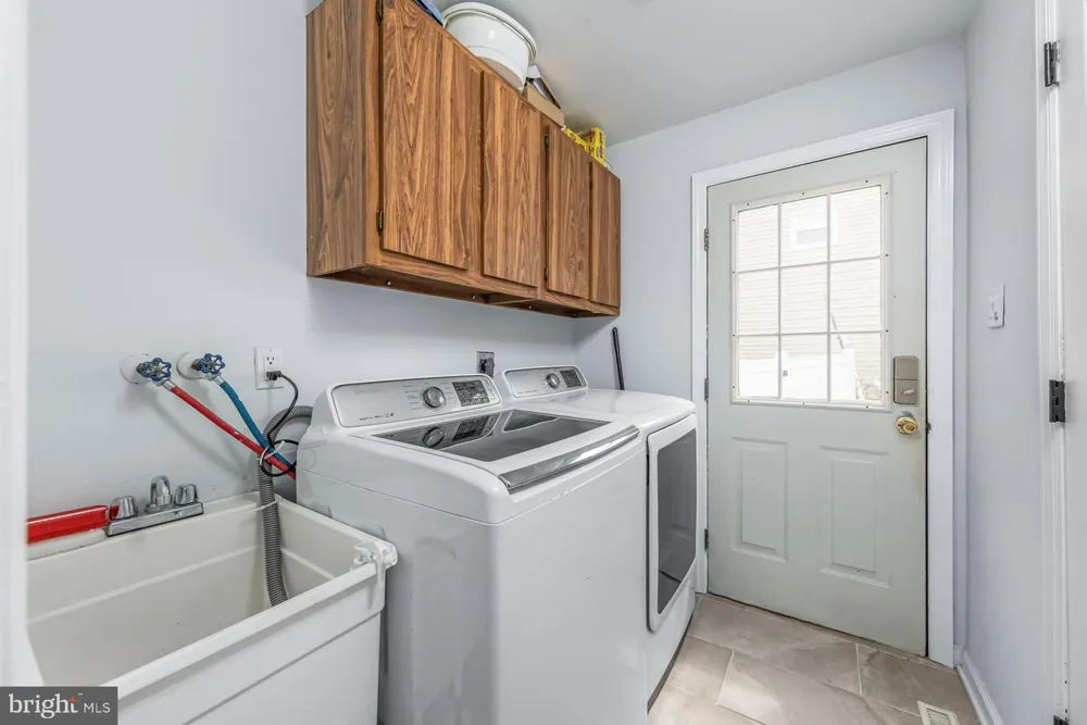 82 BELLS LAKE DRIVE Turnersville, NJ 08012