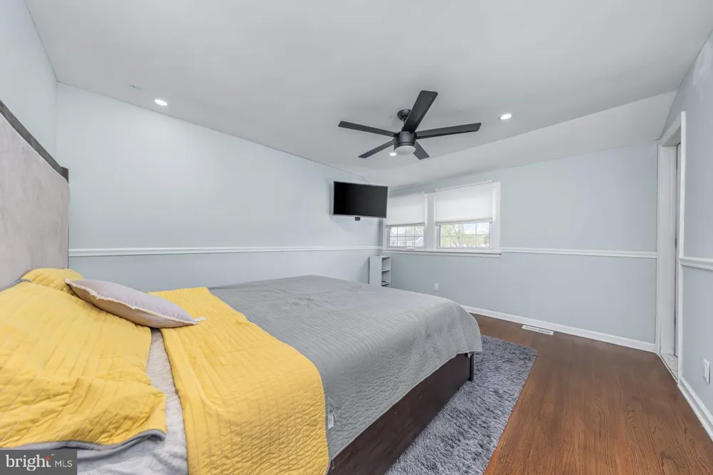 82 BELLS LAKE DRIVE Turnersville, NJ 08012