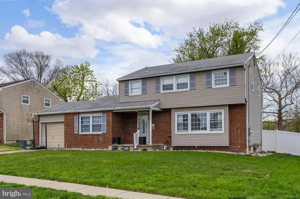 82 BELLS LAKE DRIVE Turnersville, NJ 08012