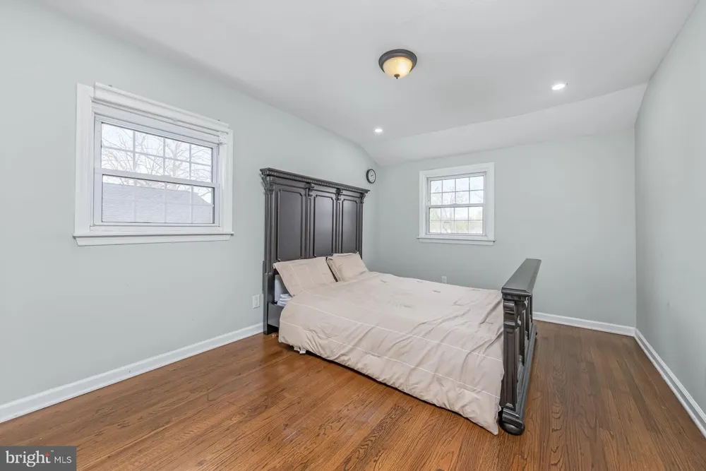 82 BELLS LAKE DRIVE Turnersville, NJ 08012