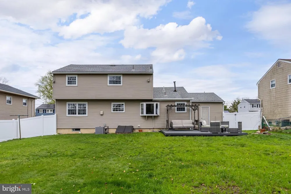 82 BELLS LAKE DRIVE Turnersville, NJ 08012