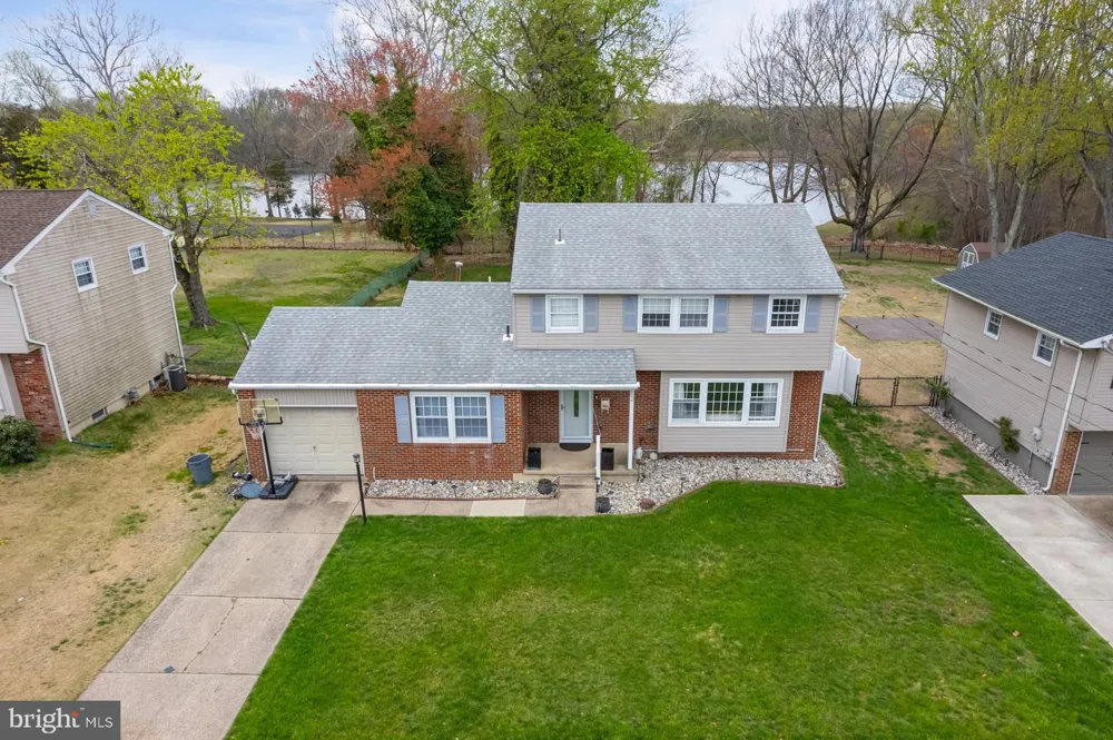 82 BELLS LAKE DRIVE Turnersville, NJ 08012